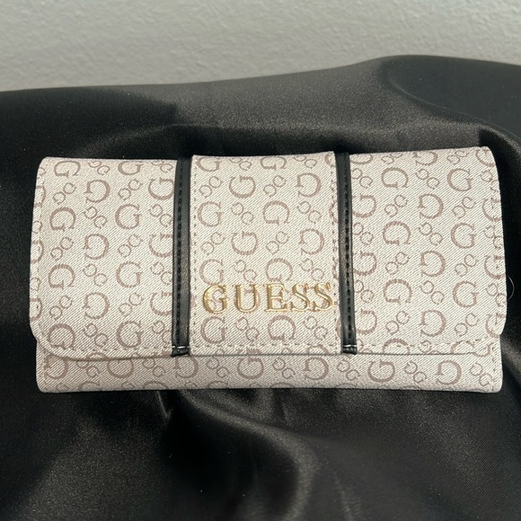 Guess | Classic Bag w/Iconic Logo Bag Charm, Matching Wallet & Dust Bag - Picture 13 of 16